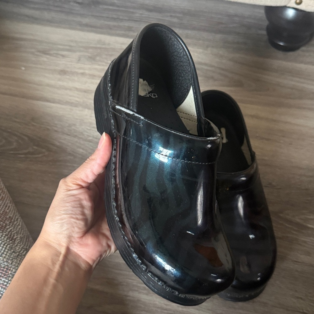 Dansko Iridescent Black Mules 39 Professional Animal Print Clogs